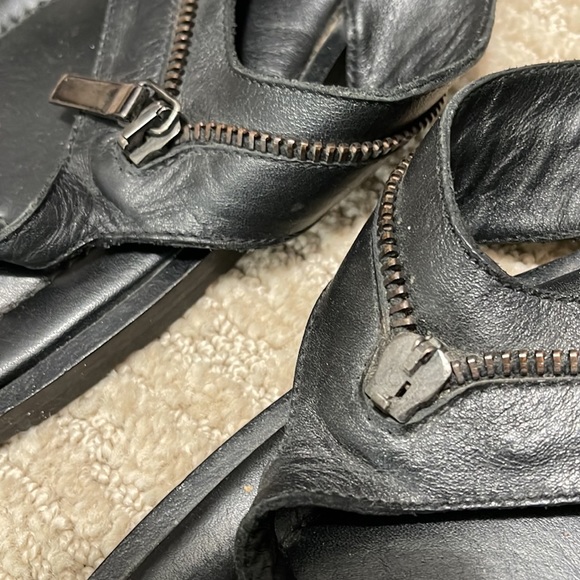 VERSACE VERSUS LEATHER FLIP FLOP SANDAL WITH ZIPPER - Picture 2 of 7